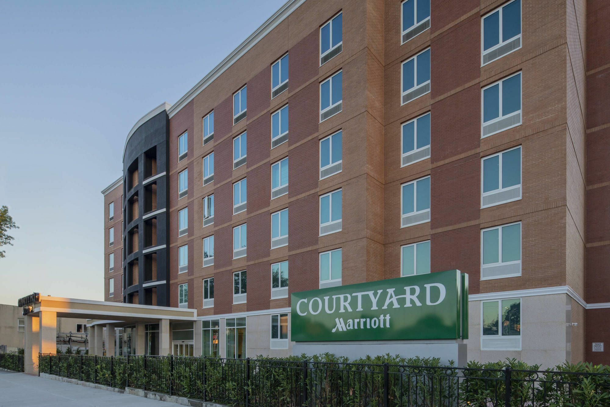 Courtyard By Marriott New York Queens/Fresh Meadows Exterior foto